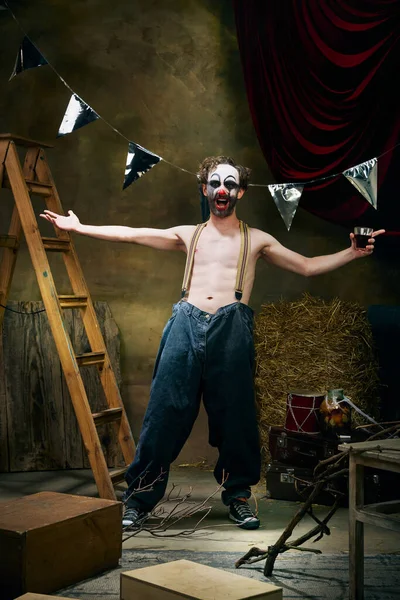 感情用事的男人 伤心的男小丑是伤心的 经历了一场个人悲剧 绝望在老旧的复古马戏团后台 面部表情 心理健康的概念 — 图库照片