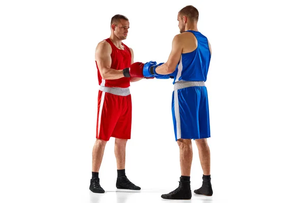 挨拶だ 2人の双子の兄弟 白い背景に隔離された青と赤のスポーツウェアボクシングのプロのボクサー スポーツ トレーニング エネルギーの概念 テキストのコピースペース — ストック写真