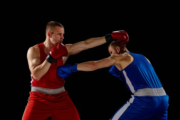 Мужчины Профессиональные Боксеры Синей Красной Спортивной Форме Практикующие Удар Изолированы — стоковое фото