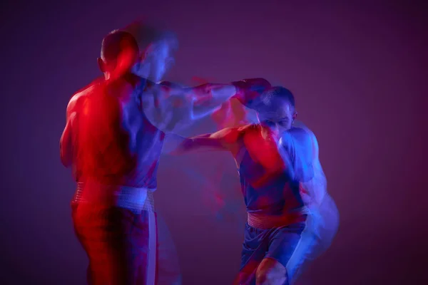 Несфокусированный Эффект Портрет Двух Профессиональных Боксеров Изолированных Фиолетовом Фоне Неоновом — стоковое фото