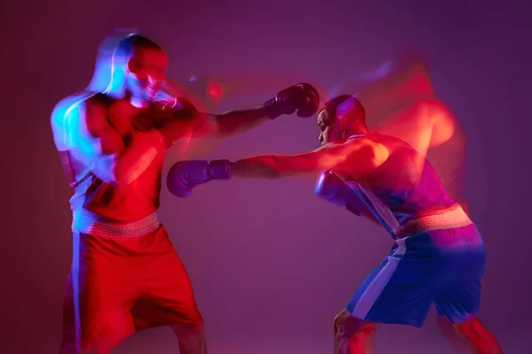 Retrato Efeito Desfocado Dois Boxers Profissionais Boxe Isolado Fundo Roxo — Fotografia de Stock