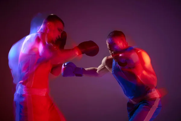 两名职业拳击手在霓虹灯下被隔离在紫色背景下的非聚焦效果肖像 能量的概念 文字的复制空间 — 图库照片