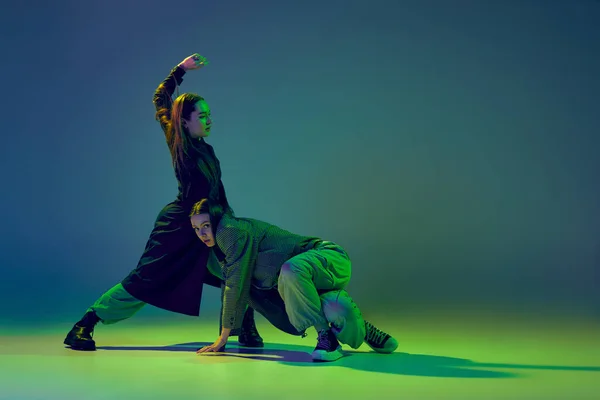 Concepto Danza Moderna Pareja Enérgica Dos Jóvenes Bailando Danza Contemporánea — Foto de Stock
