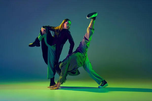 感情用事两位舞蹈家 时尚的舞伴 在霓虹灯下 在色彩艳丽的蓝绿色背景下跳着当代舞 时尚的概念 — 图库照片