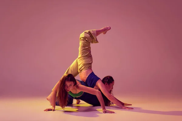 Dans Salonundaki Sanat Performansında Enerjik Dansçılar Kristal Pembe Arka Planda — Stok fotoğraf