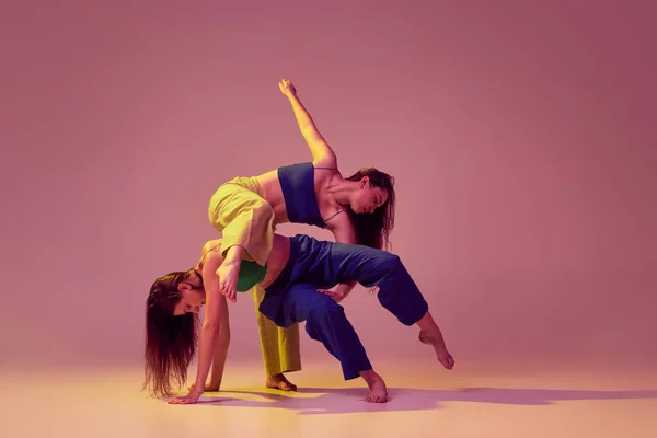 Pareja Danza Contemporánea Movimiento Acción Aislada Sobre Fondo Rosa Cristal —  Fotos de Stock