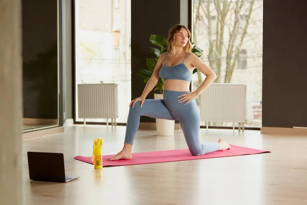 Retrato Una Joven Embarazada Haciendo Yoga Sobre Una Esterilla Interior — Foto de Stock