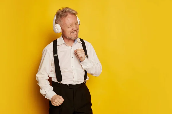 Portrait Mature Man Stylish Clothes Posing Listening Music Headphones Isolated — Stock Photo, Image