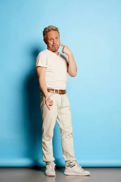 Portrait Mature Man White Casual Clothes Posing Isolated Blue Studio — Stock Photo, Image