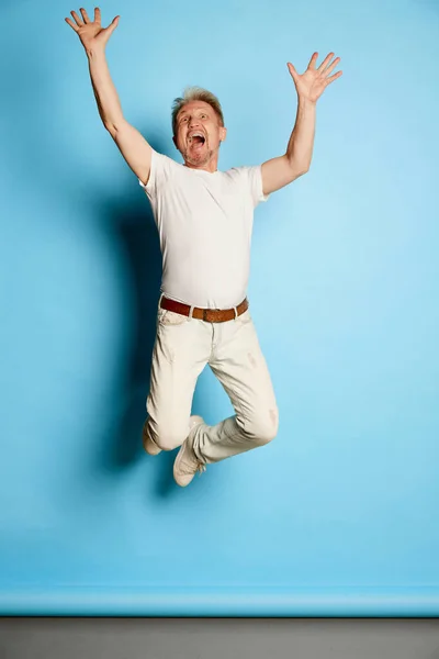 Портрет Дорослого Чоловіка Білому Повсякденному Одязі Позує Весело Стрибаючи Ізольовано — стокове фото