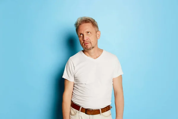 Porträt Eines Reifen Mannes Weißem Shirt Der Isoliert Vor Blauem — Stockfoto