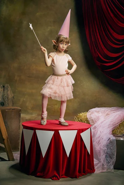 Magia Pequena Menina Bonita Criança Imagem Duende Mágico Posando Sobre — Fotografia de Stock