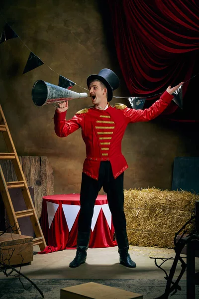 Schausteller Vintage Portrait Eines Männlichen Retro Zirkus Entertainers Drückt Freude — Stockfoto