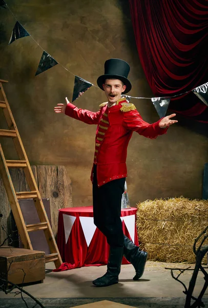 Schausteller Vintage Portrait Eines Männlichen Retro Zirkus Entertainers Drückt Freude — Stockfoto