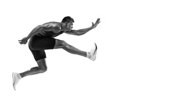 Czarno Biały Portret Muskularnego Sportowca Biegacza Biegacza Ruchu Odizolowanego Białym — Zdjęcie stockowe