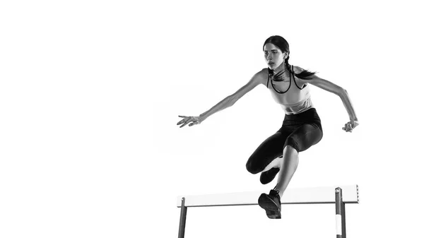 Steeplechase 职业女运动员 女跑步者 女慢跑者的黑白肖像 以白人背景为背景 力量和风格 文字的复制空间 — 图库照片