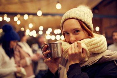 Sıcak bir akşam. Kışın giyinmiş, sıcak içecekler içip rüya gören, dilek tutan genç ve güzel bir kız. Akşamları arkadaşlarla kış fuarında vakit geçirmek. Mutlu görünüyor, mutlu..