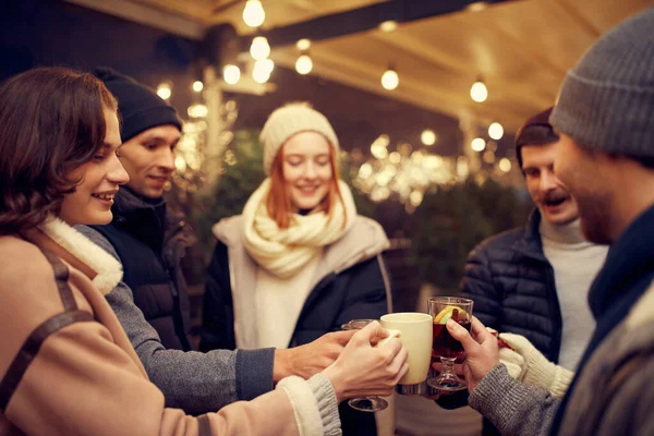 크리스마스 기분이야 남녀들은 겨울에 전통적 격식을 차리고 뜨거운 음료를 마시며 — 스톡 사진