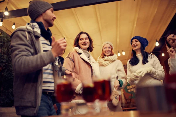 크리스마스 기분이야 남녀들은 겨울에 전통적 격식을 차리고 뜨거운 음료를 마시며 — 스톡 사진
