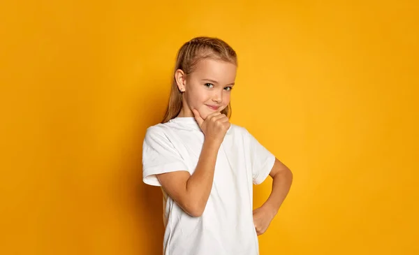Portret Małej Pięknej Dziewczynki Dziecko Białej Koszulce Pozujące Ciekawą Przemyślaną — Zdjęcie stockowe