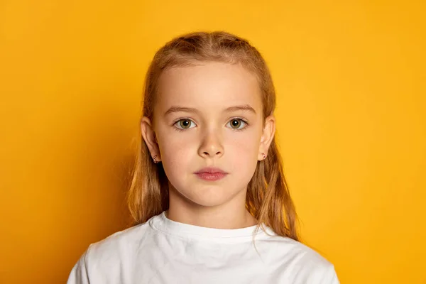 Portret Pięknej Dziewczynki Dziecko Białym Shircie Spokojnie Patrzące Kamerę Odizolowaną — Zdjęcie stockowe