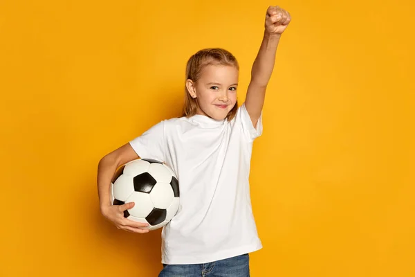 Portret Małej Pięknej Dziewczynki Dziecko Białej Koszulce Pozowanie Piłką Nożną — Zdjęcie stockowe