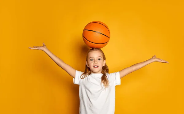 Портрет Маленькой Красивой Девочки Ребенок Белой Футболке Позирует Баскетбольным Мячом — стоковое фото