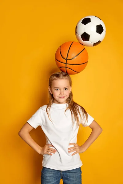 Portrét Malé Roztomilé Dívky Dítě Bílém Tričku Pózující Basketbalovými Fotbalovými — Stock fotografie