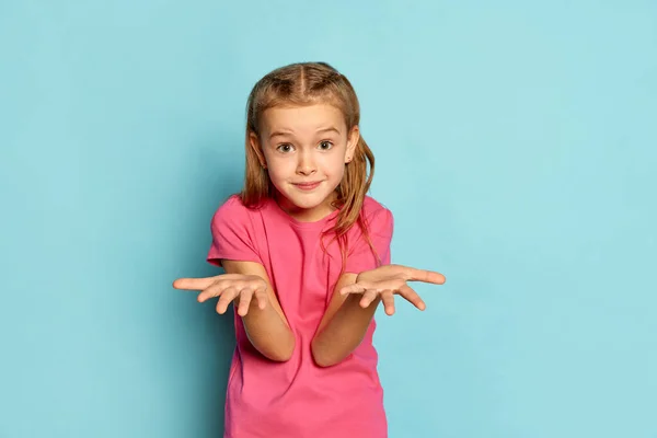 Portret Małej Pięknej Dziewczynki Dziecko Różowym Shircie Pozujące Pytającym Wyrażeniem — Zdjęcie stockowe