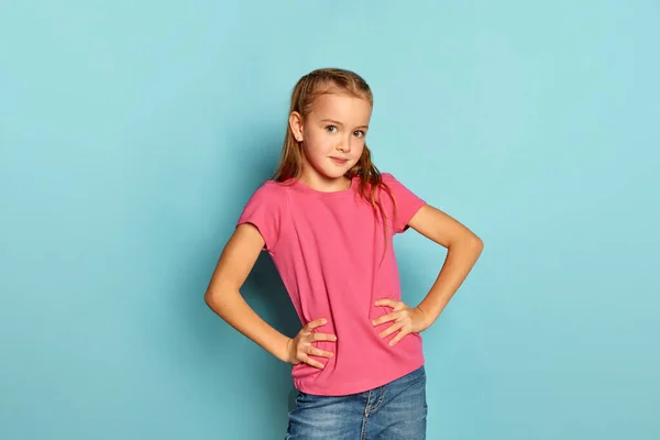 Portret Pięknej Dziewczynki Dziecko Różowym Shircie Patrzące Odizolowaną Kamerę Tle — Zdjęcie stockowe