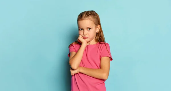 Portret Małej Pięknej Dziewczynki Dziecko Różowym Shircie Pozujące Ręki Policzka — Zdjęcie stockowe