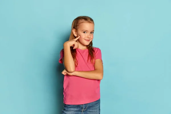 Retrato Menina Bonita Pequena Criança Rosa Shirt Posando Isolado Sobre — Fotografia de Stock