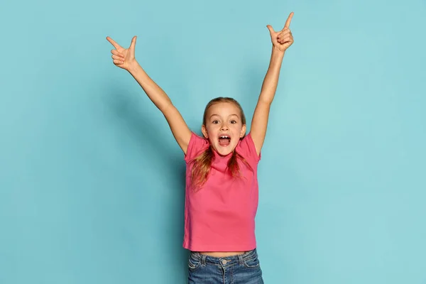 Portret Małej Pięknej Dziewczynki Dziecko Różowym Shircie Pozowane Niebieskim Tle — Zdjęcie stockowe