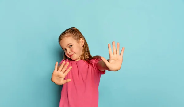 Küçük Güzel Bir Kızın Portresi Pembe Tişörtlü Bir Çocuk Mavi — Stok fotoğraf