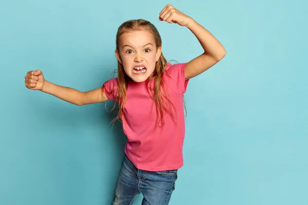 Πορτρέτο Του Μικρού Όμορφου Κοριτσιού Παιδί Ροζ Shirt Θέτουν Επιθετικά — Φωτογραφία Αρχείου