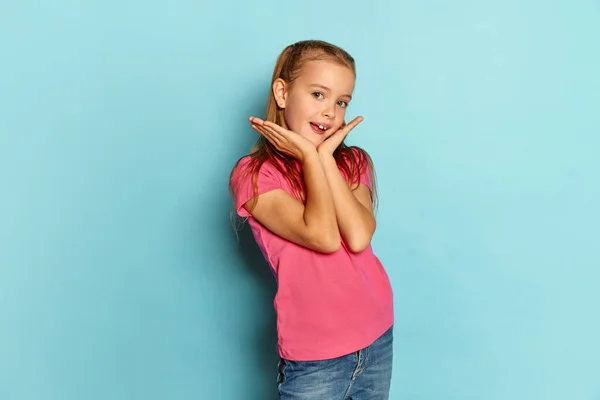 Portret Małej Pięknej Dziewczynki Dziecko Różowym Shircie Pozowane Niebieskim Tle — Zdjęcie stockowe