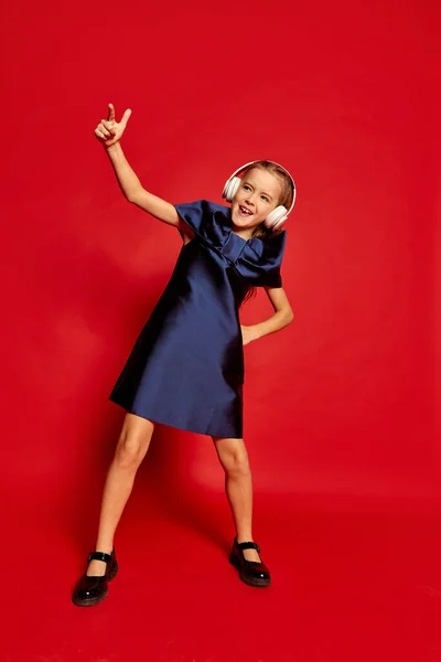 Retrato Menina Bonita Pequena Criança Vestido Posando Com Fones Ouvido — Fotografia de Stock