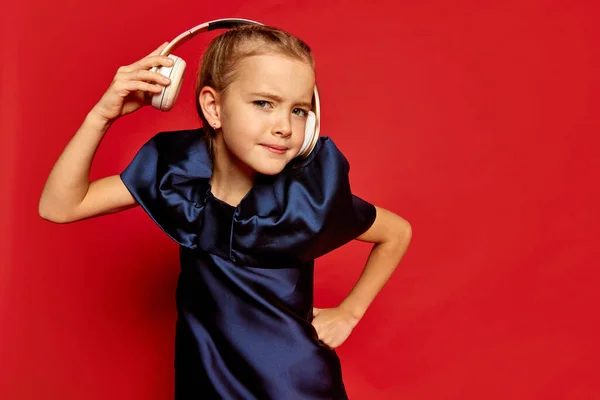 Retrato Menina Bonita Pequena Criança Vestido Posando Fones Ouvido Isolados — Fotografia de Stock