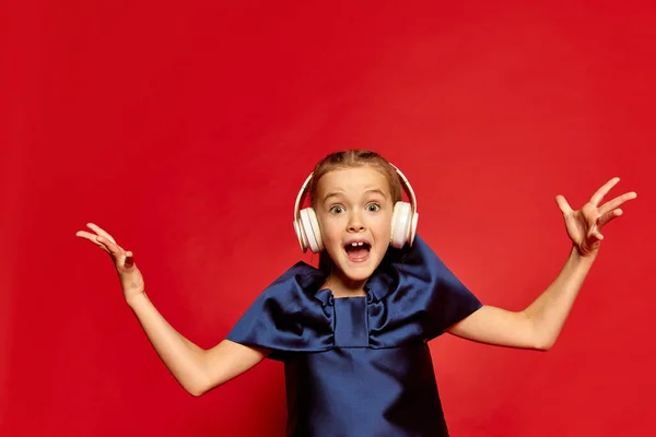 Portrét Malé Krásné Dívky Dítě Šatech Pózuje Sluchátkách Vzrušením Izolované — Stock fotografie