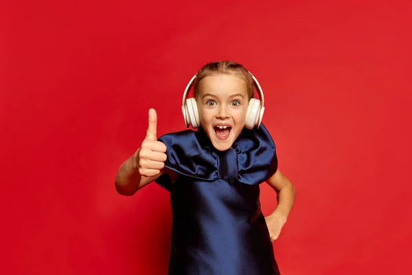 Portret Małej Pięknej Dziewczynki Dziecko Sukience Pozowanie Słuchanie Muzyki Słuchawkach — Zdjęcie stockowe