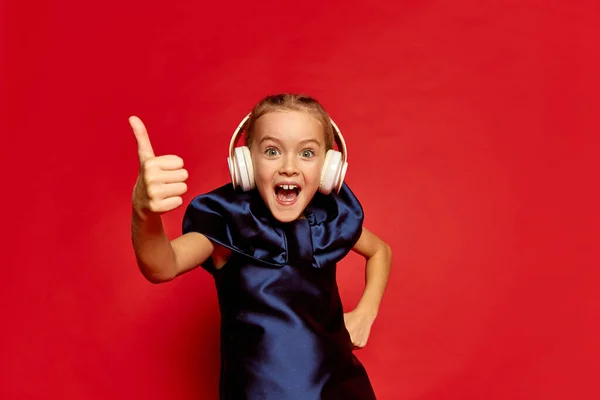 Portret Małej Pięknej Dziewczynki Dziecko Sukience Pozowanie Słuchanie Muzyki Słuchawkach — Zdjęcie stockowe