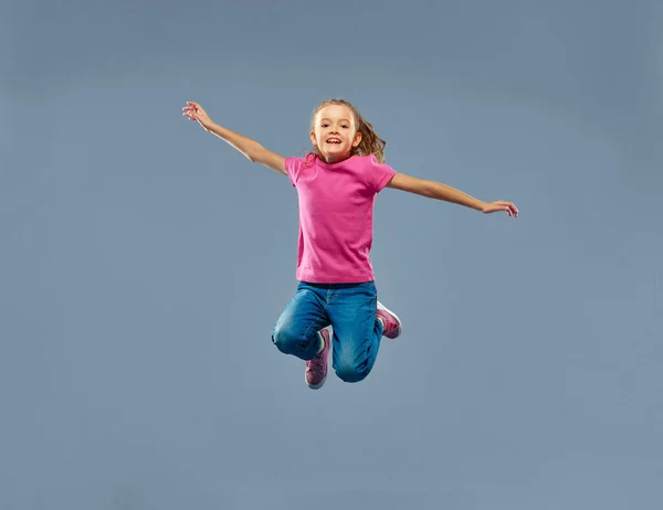Portret Małej Pięknej Dziewczynki Dziecko Ubraniu Casual Pozowanie Skoków Podnieceniu — Zdjęcie stockowe