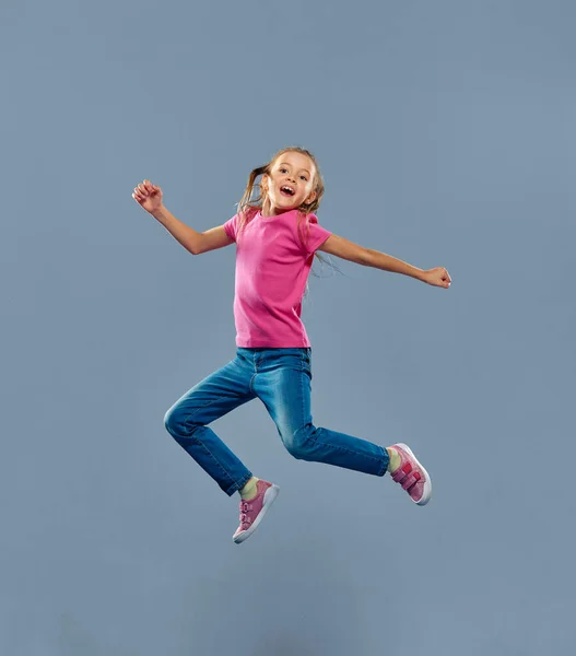 Πορτρέτο Του Μικρού Όμορφου Κοριτσιού Παιδί Casual Ρούχα Θέτουν Χαρούμενα — Φωτογραφία Αρχείου