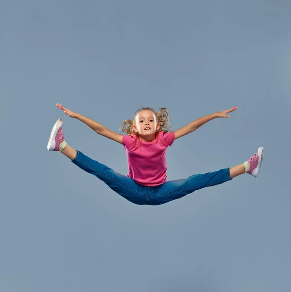 Portret Van Klein Mooi Meisje Kind Casual Kleding Poseren Springen — Stockfoto