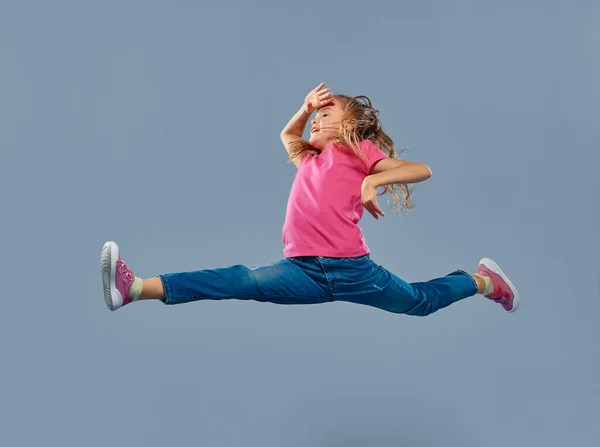 스튜디오 점프하는 아름다운 소녀의 장난이야 방식에 — 스톡 사진