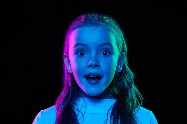 Portret Van Klein Mooi Meisje Kind Wit Shirt Poserend Met — Stockfoto