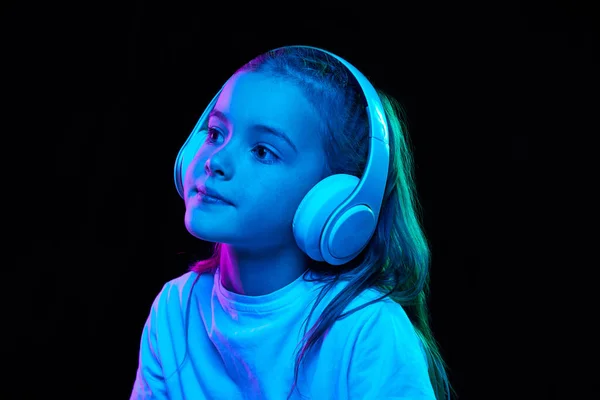 Portret Małej Pięknej Dziewczynki Dziecka Białej Koszulce Pozującego Słuchawkach Izolowanych — Zdjęcie stockowe