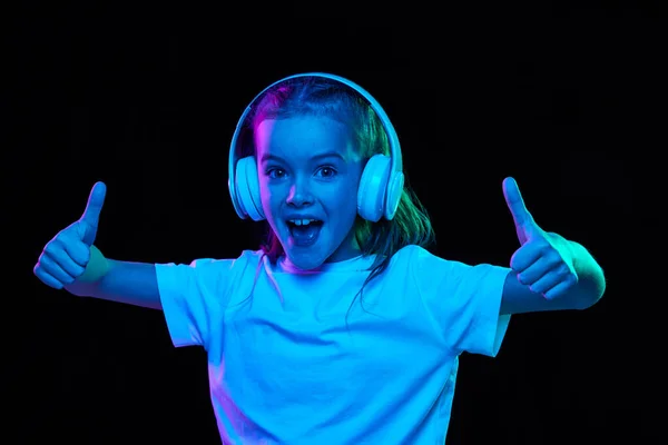 Πορτρέτο Του Μικρού Όμορφου Κοριτσιού Παιδί Λευκό Shirt Ποζάρουν Ακουστικά — Φωτογραφία Αρχείου