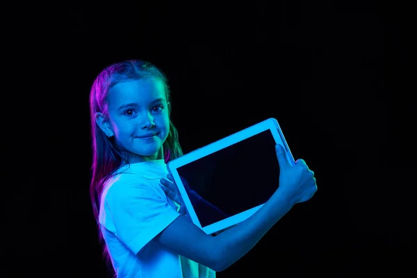 Πορτρέτο Του Μικρού Όμορφου Κοριτσιού Παιδί Λευκό Shirt Ποζάρουν Δισκίο — Φωτογραφία Αρχείου