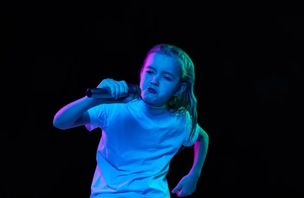 Portret Van Klein Mooi Meisje Kind Wit Shirt Poseren Zingen — Stockfoto